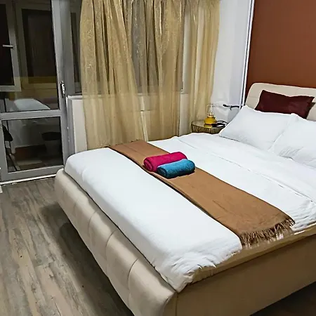 Old Town With 4 Private Bedrooms For Up To 14 People