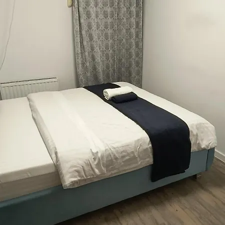 Old Town With 4 Private Bedrooms For Up To 14 People *