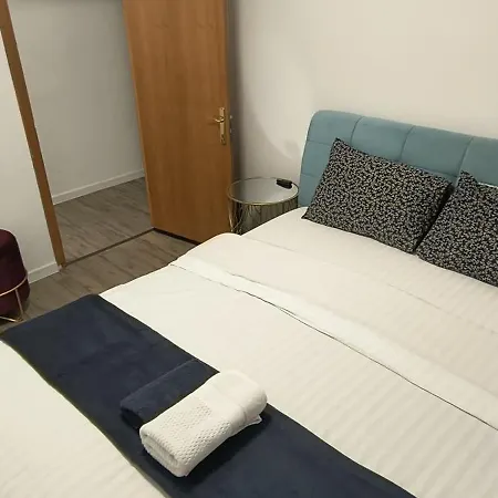Apartment Old Town With 4 Private Bedrooms For Up To 14 People