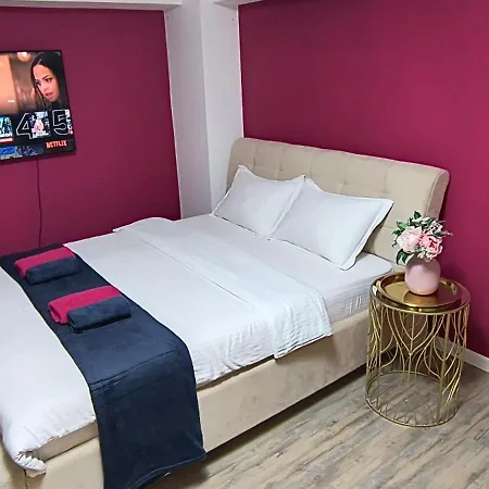 Old Town With 4 Private Bedrooms For Up To 14 People Bucharest