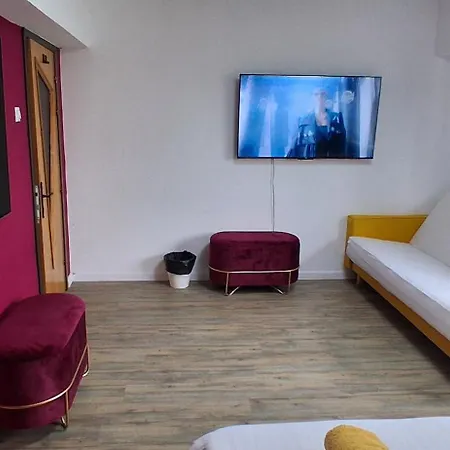 Old Town With 4 Private Bedrooms For Up To 14 People Apartment *