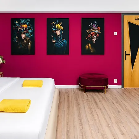 Old Town With 4 Private Bedrooms For Up To 14 People *